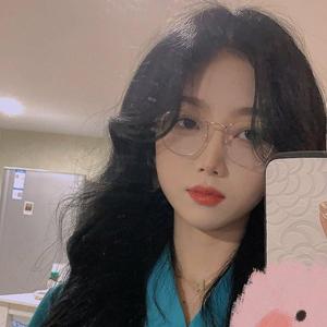 秘书掀起蕾丝裙被打屁股视频
