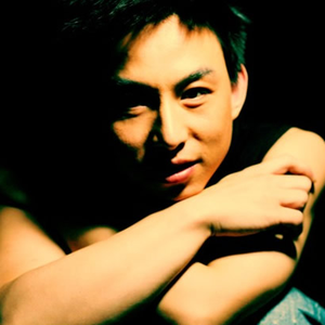 秘书掀起蕾丝裙被打屁股视频
